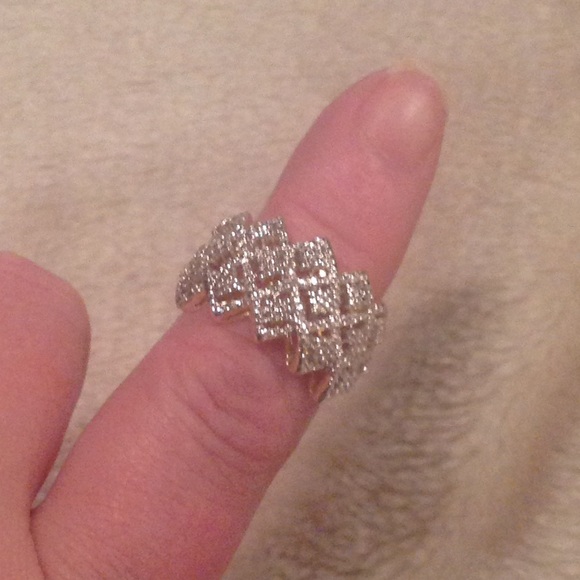 $3/30  Size 7 Ring With diamond like accents - Picture 3 of 3
